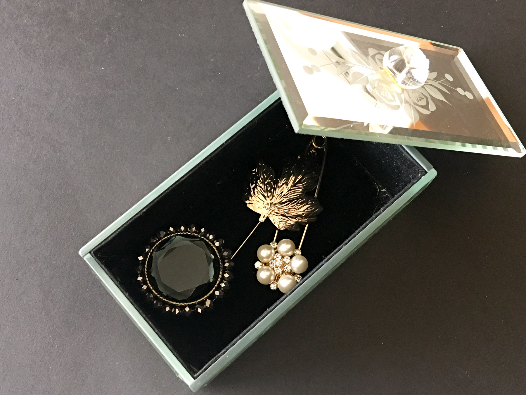 Jewellery-Organisation-Brooch box