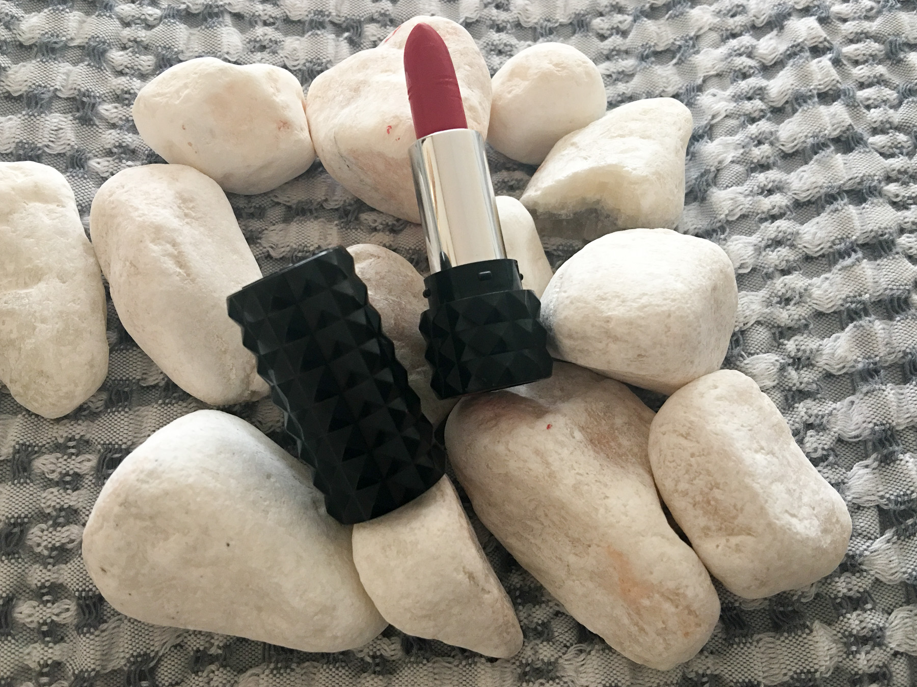 Lipstick-Kat-VOn-D-studded-Lips-Underage-Red-on-rocks.jpg