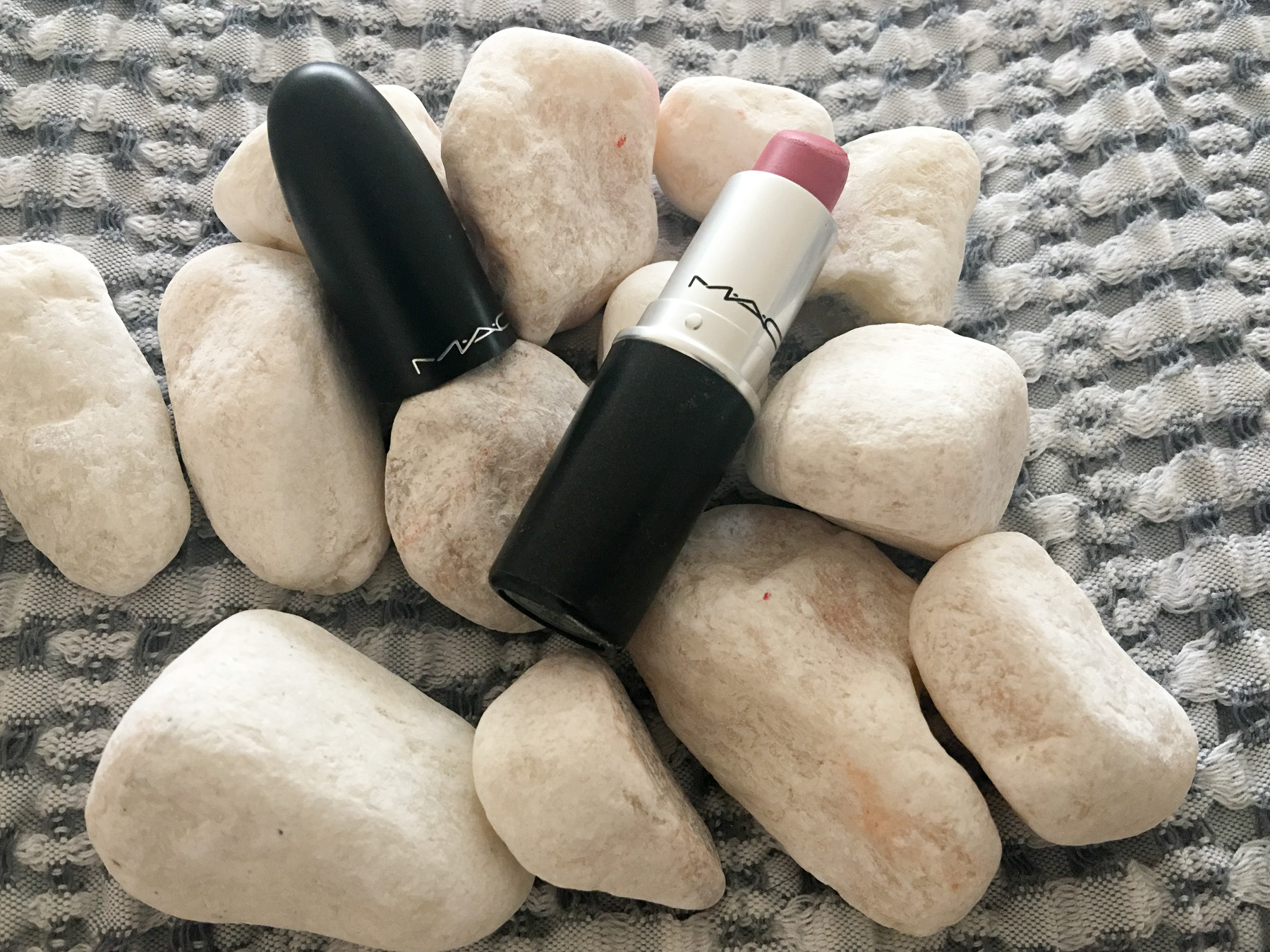 Lipstick-Mac-Please-me-on-rocks.jpg