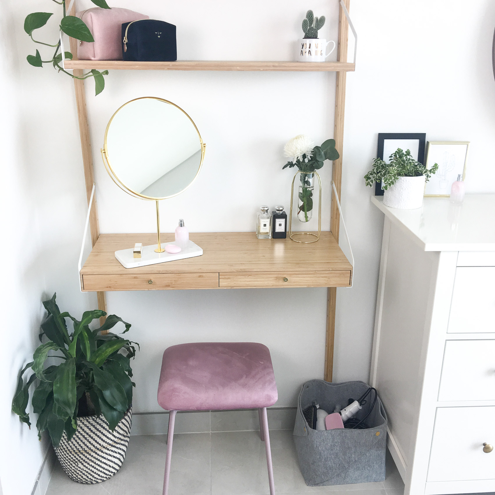 kea Pudda Basket-Ikea SVALNAS-Wall-mounted workspace combination bamboo -Zara Home FREE STANDING MIRROR WITH MARBLE BASE-Sostrene grene pink velvet stool